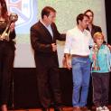 PINGUINZINHO RECEBE TROFÉU 
